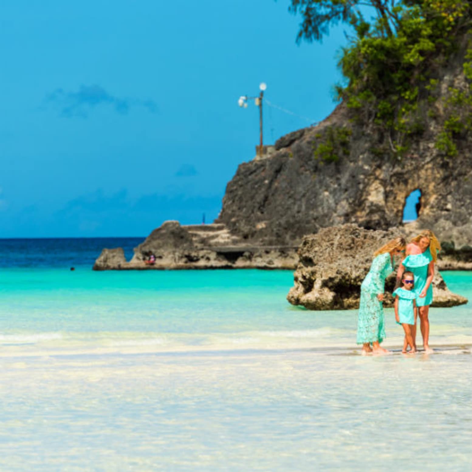 Paysage maritime, île paradisiaque, famille, eau turquoise, rochers, vacances plage