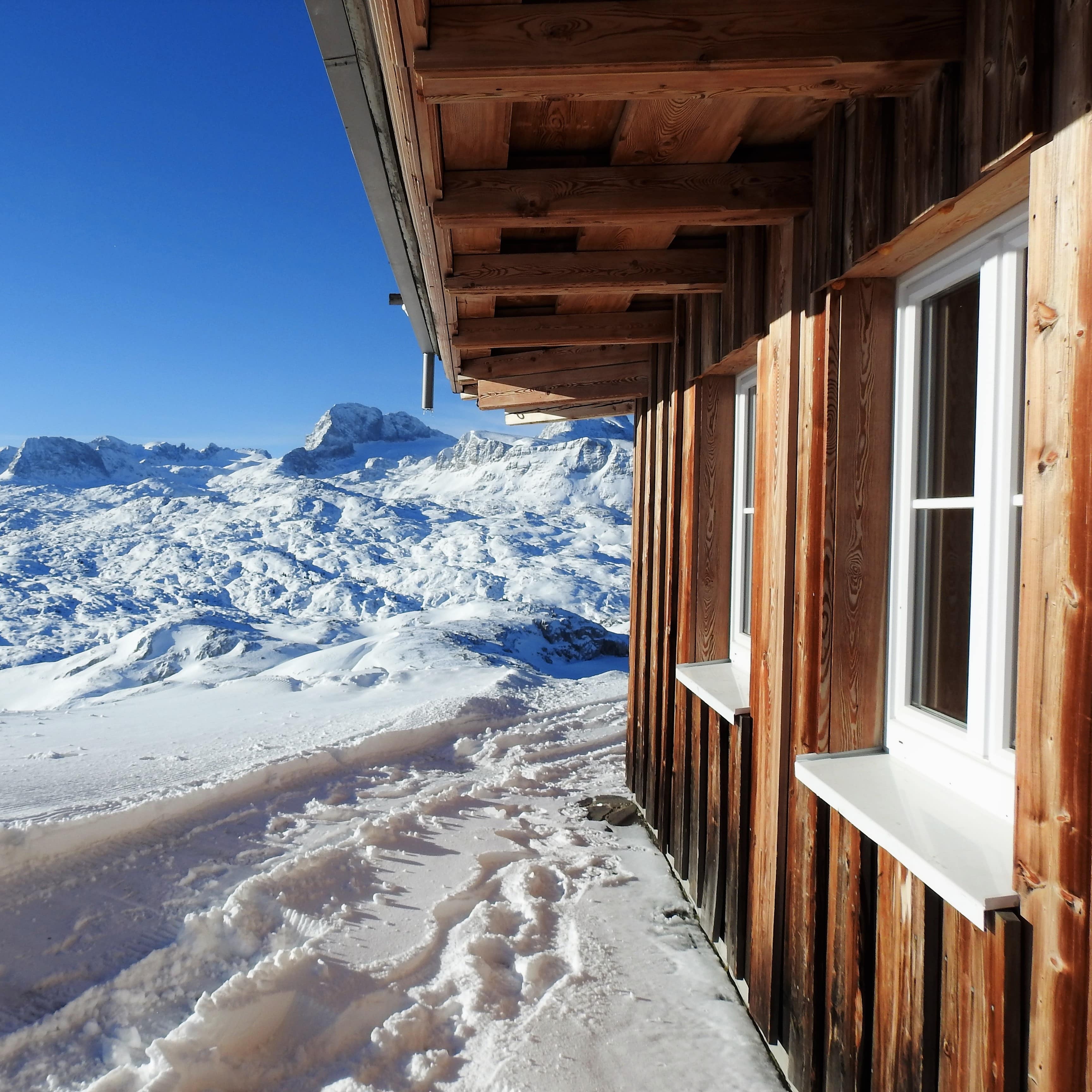 Façade en bois d’un petit chalet d’alpage traditionnel, au sommet d’une montagne