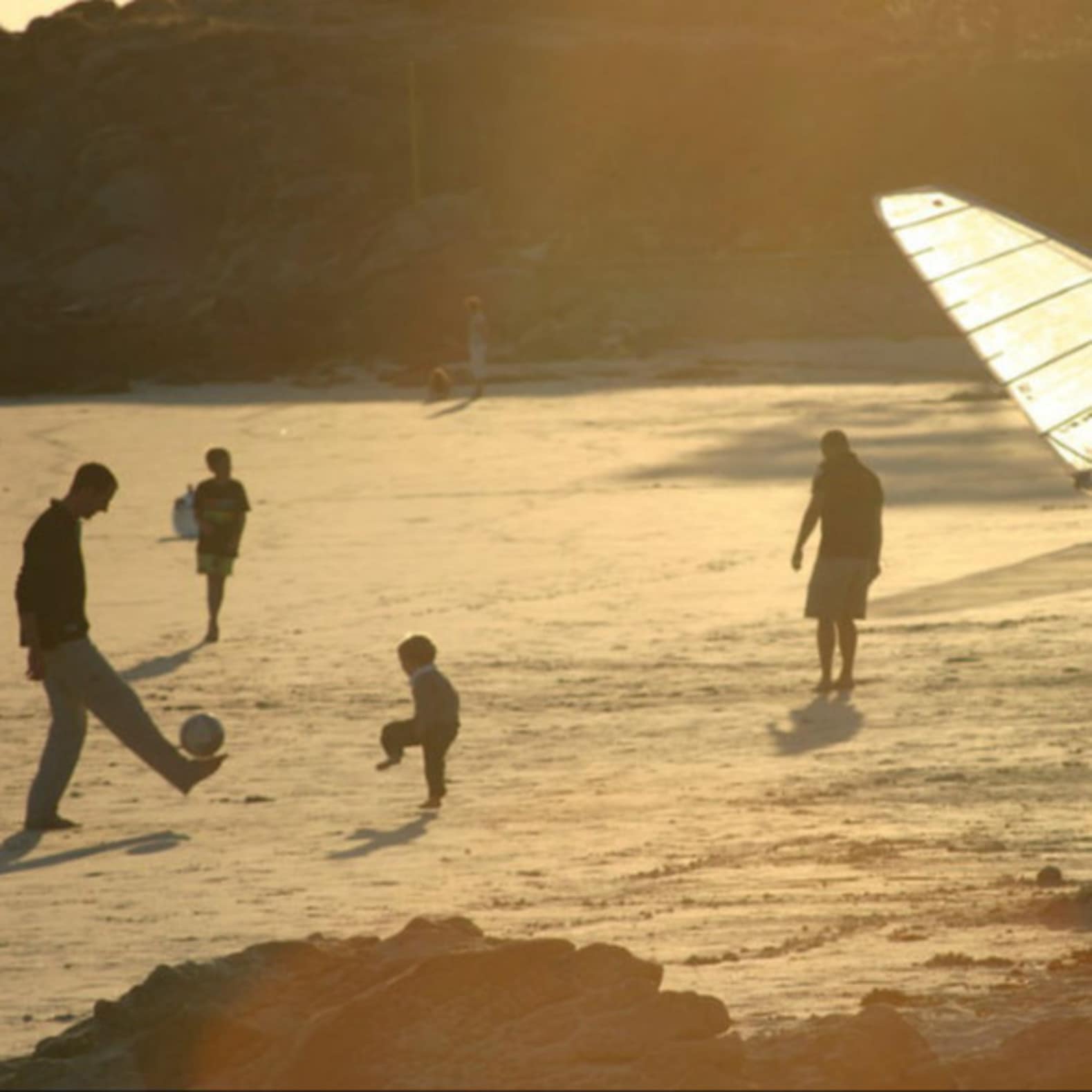 Enfants et adultes jouant sur la plage, planche à voile, location Narbonne plage
