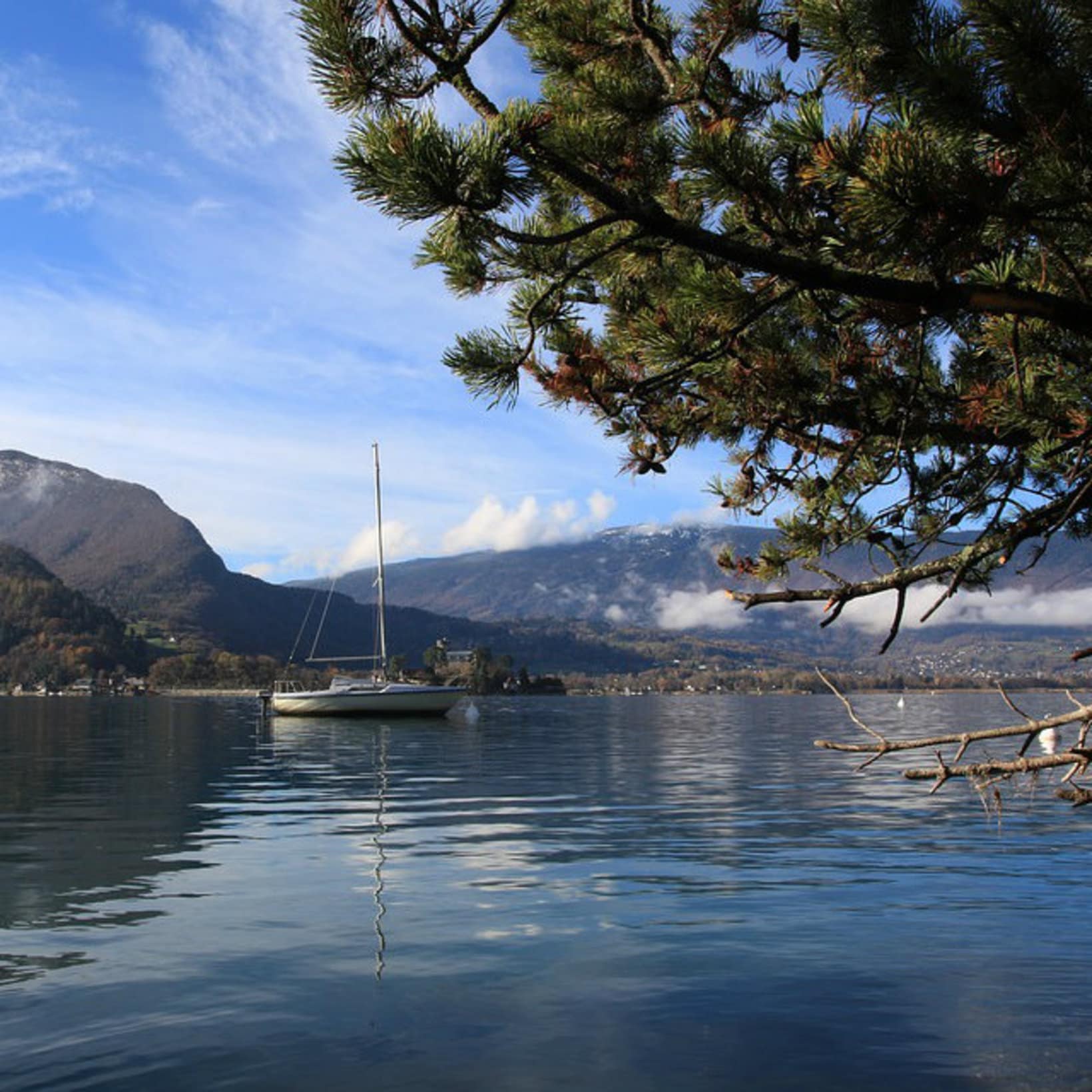 le superbe lac d'Annecy dans les Alpes, en Haute-Savoie, où l'on peut pratiquer de nombreux sports nautiques