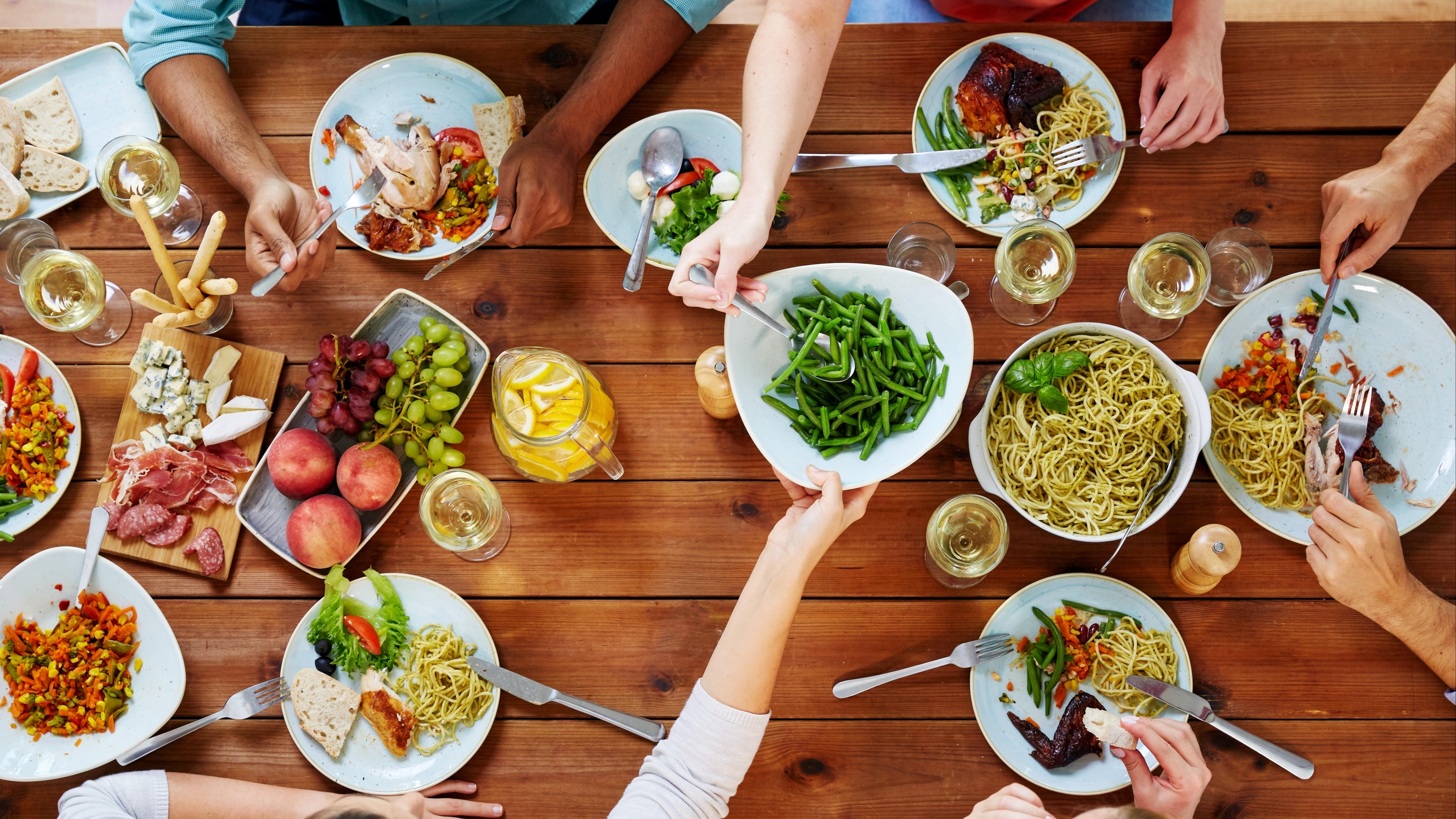 Repas à la table d’un restaurant