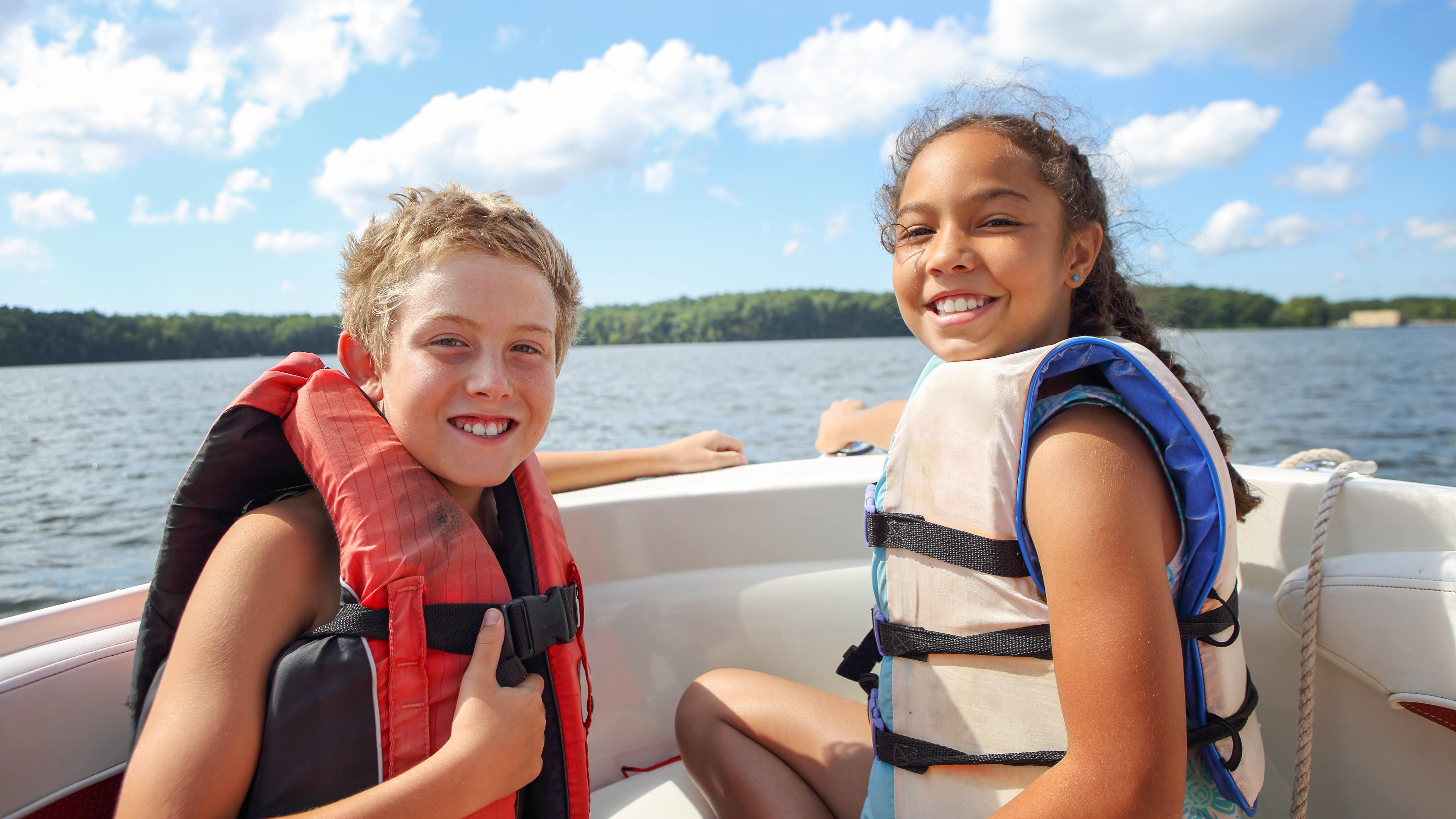 Deux enfants assis dans un bateau sur un lac