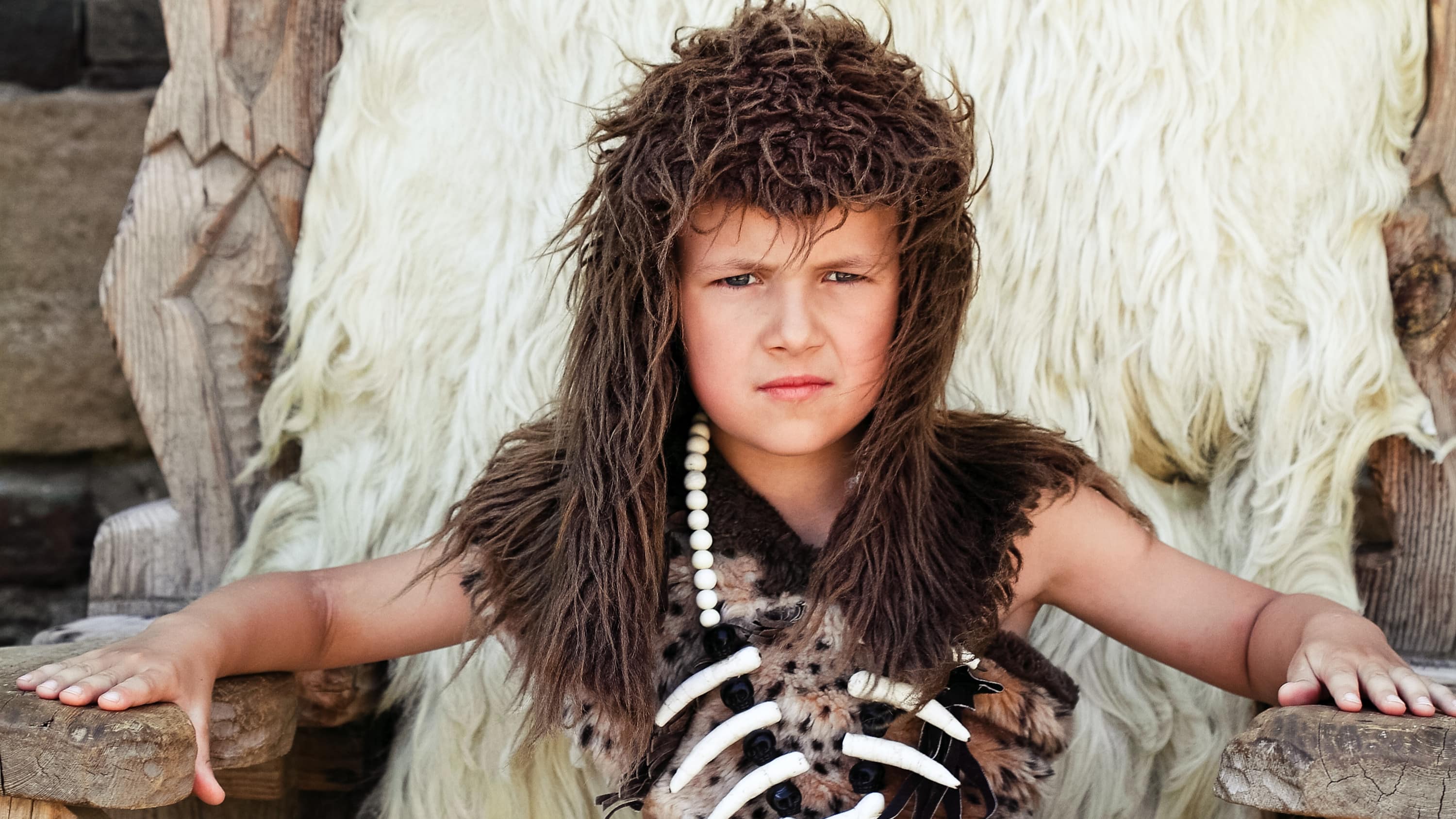 Enfant déguisé en homme préhistorique