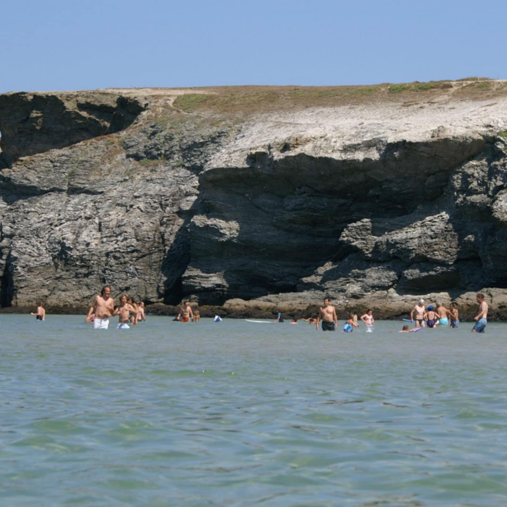 Baignade entre amis dans des eaux bretonnes