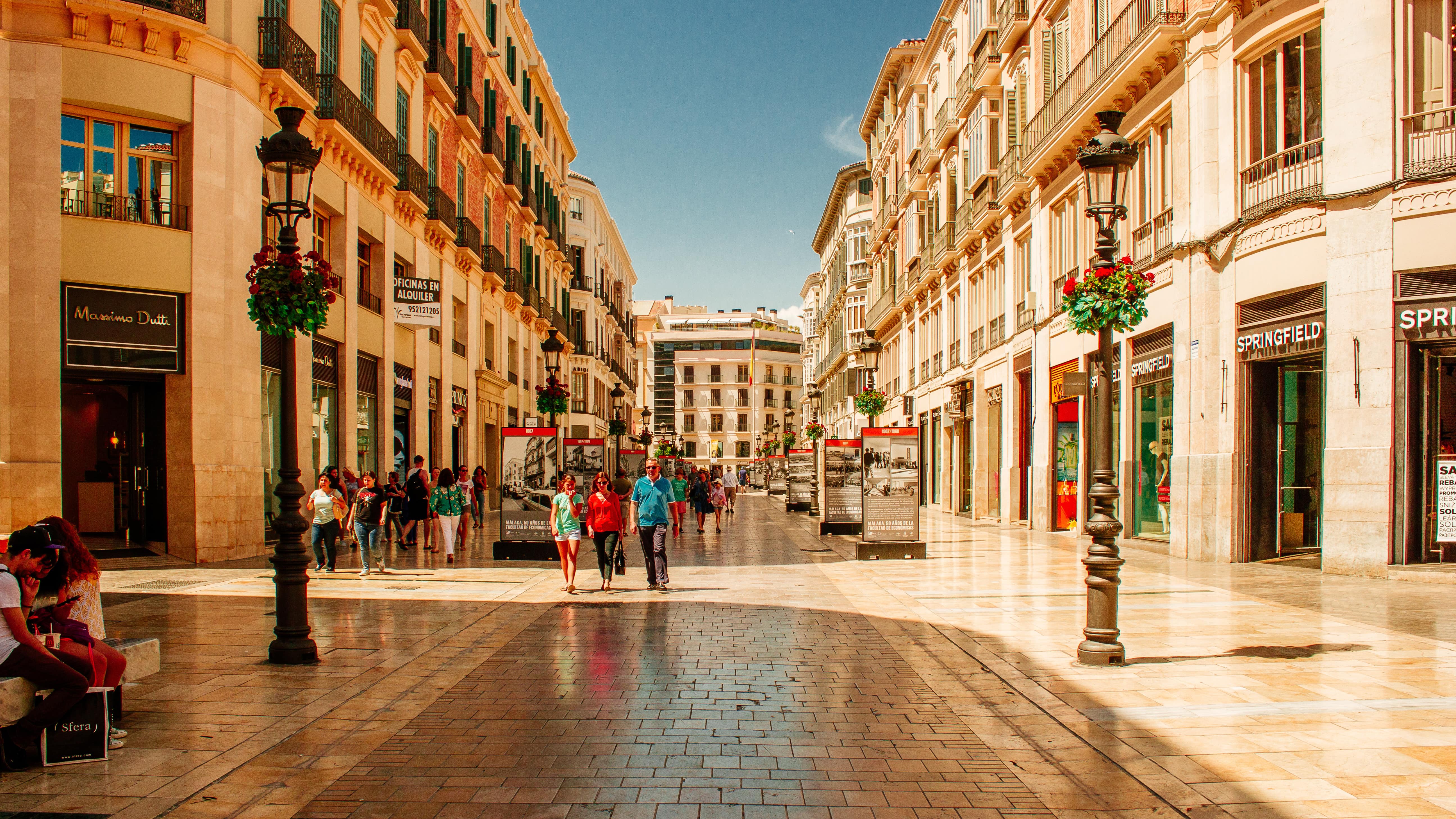 Promeneurs dans une rue marchande piétonne de Malaga