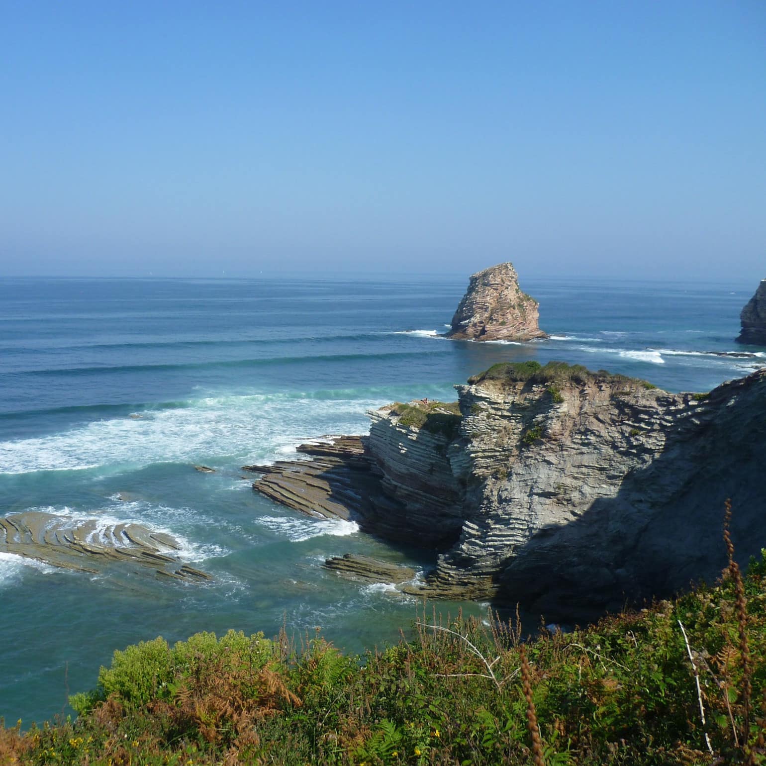 La côte basque : des rochers, de la végétation et l'immensité bleue de l'océan Atlantique