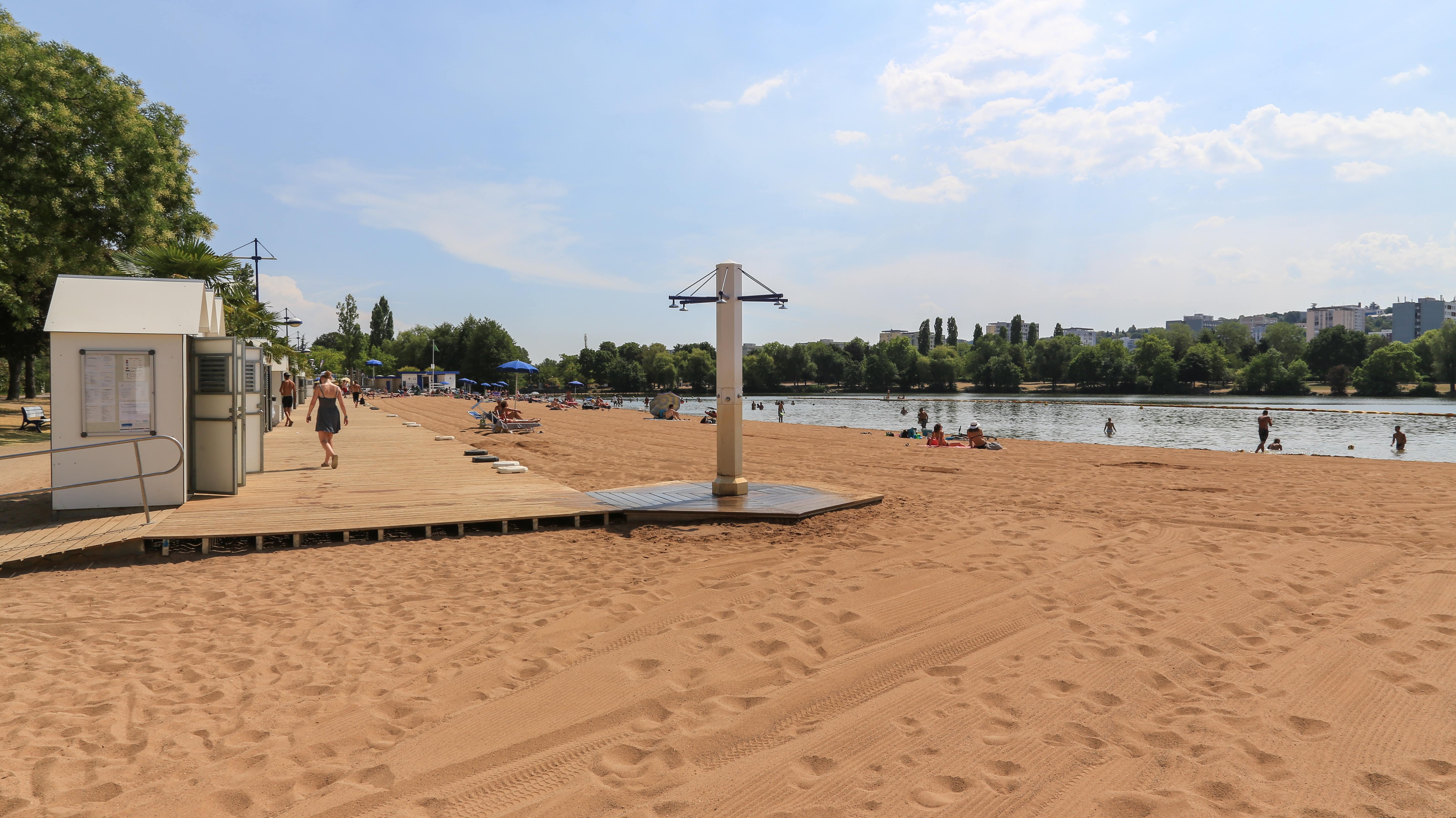 Panorama sur les étendues de sable entourant le lac Kir à Dijon