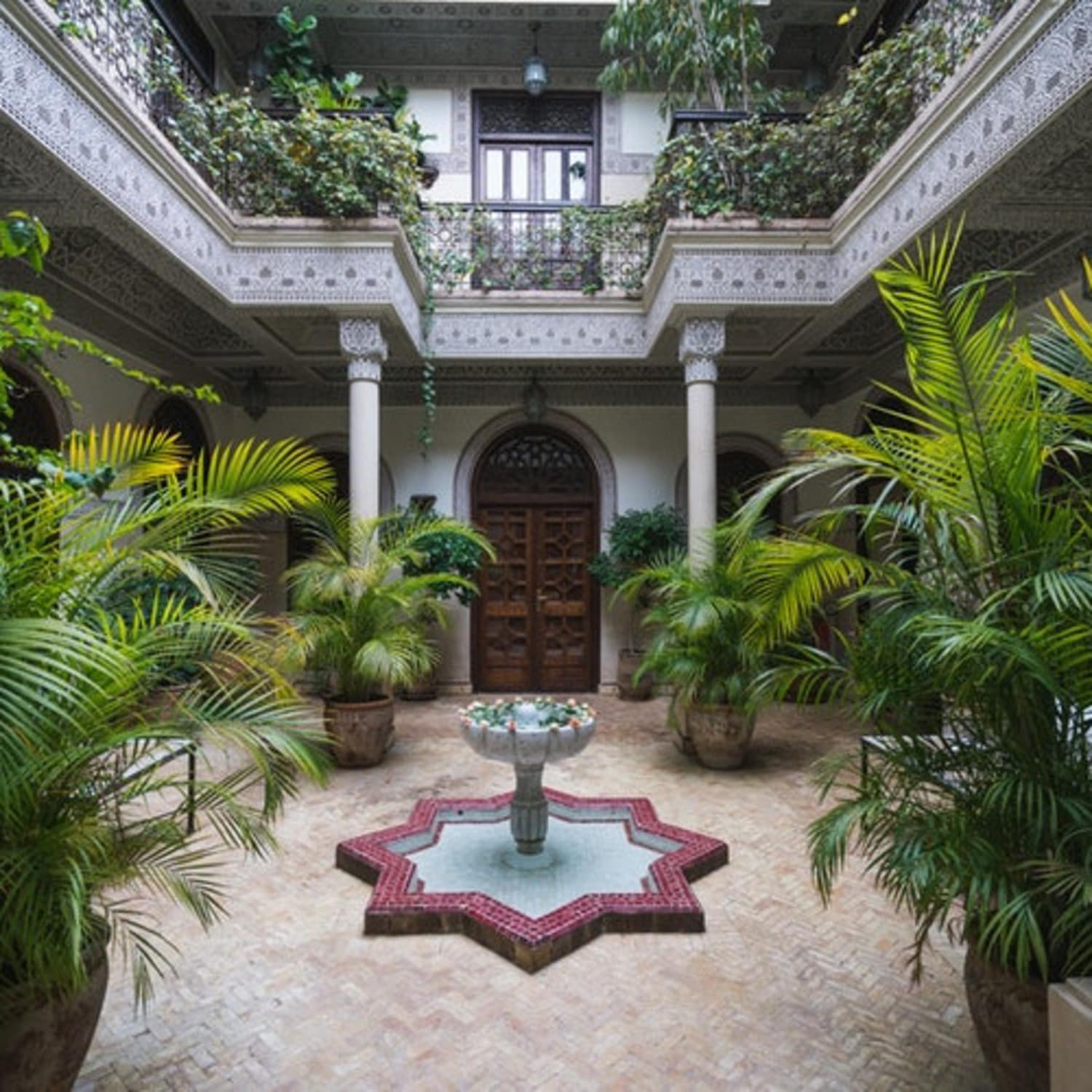 Villa, riad, plantes vertes, petit bassin, palmiers, villa Marrakech