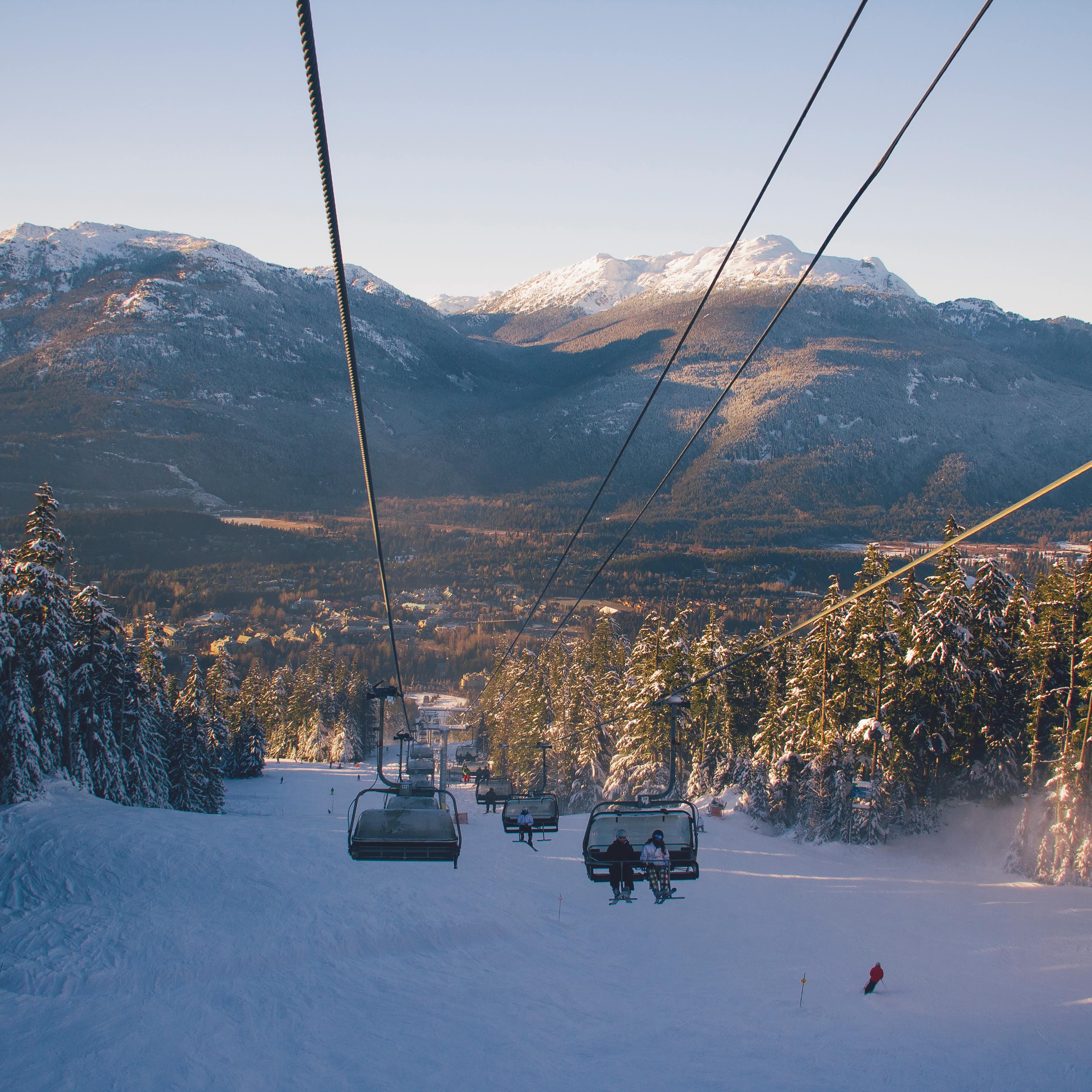 Deux lignes de télésièges au milieu de la montagne
