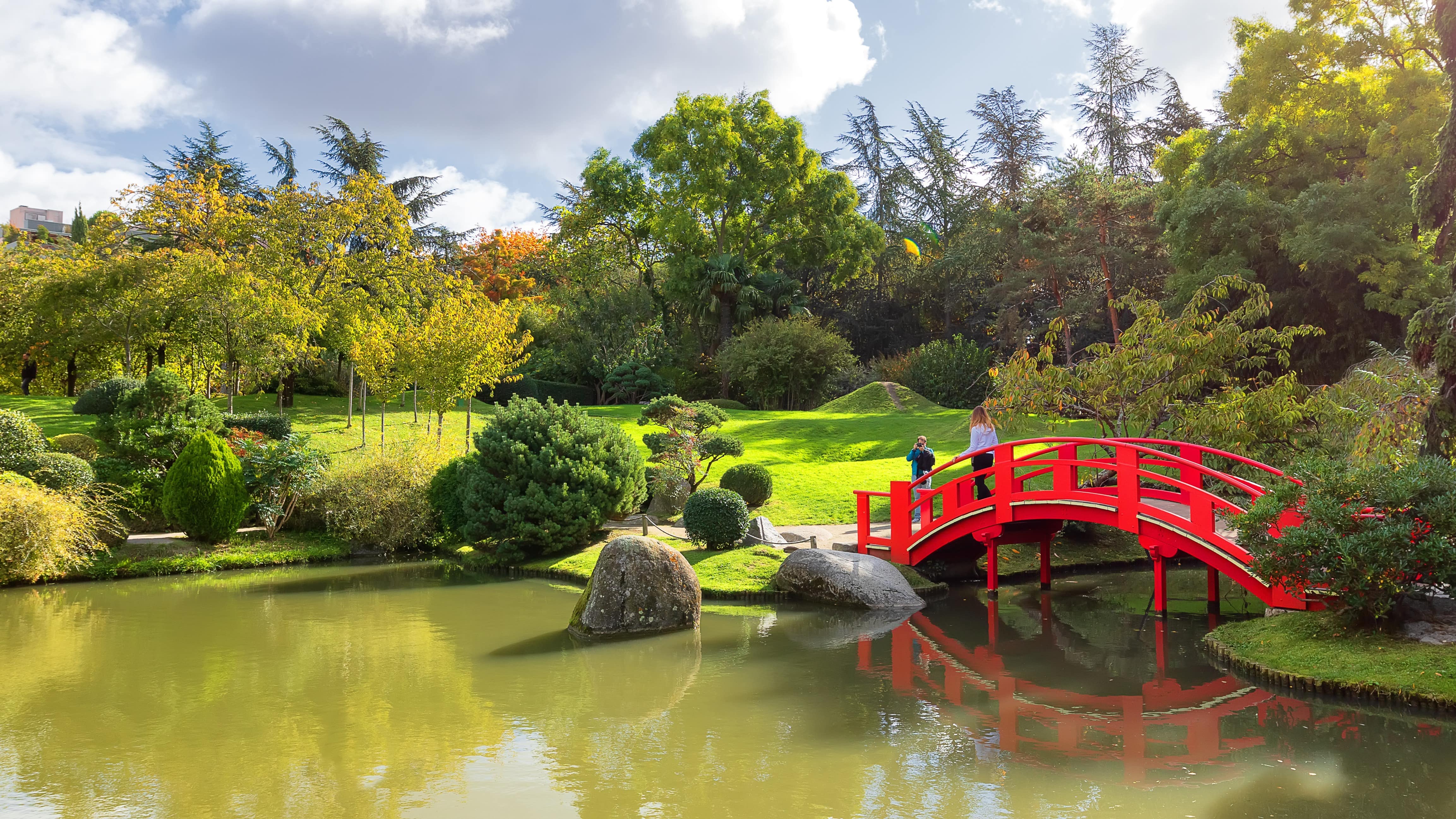 Pont rouge au-dessus d’un plan d’eau dans le Jardin japonais de Toulouse