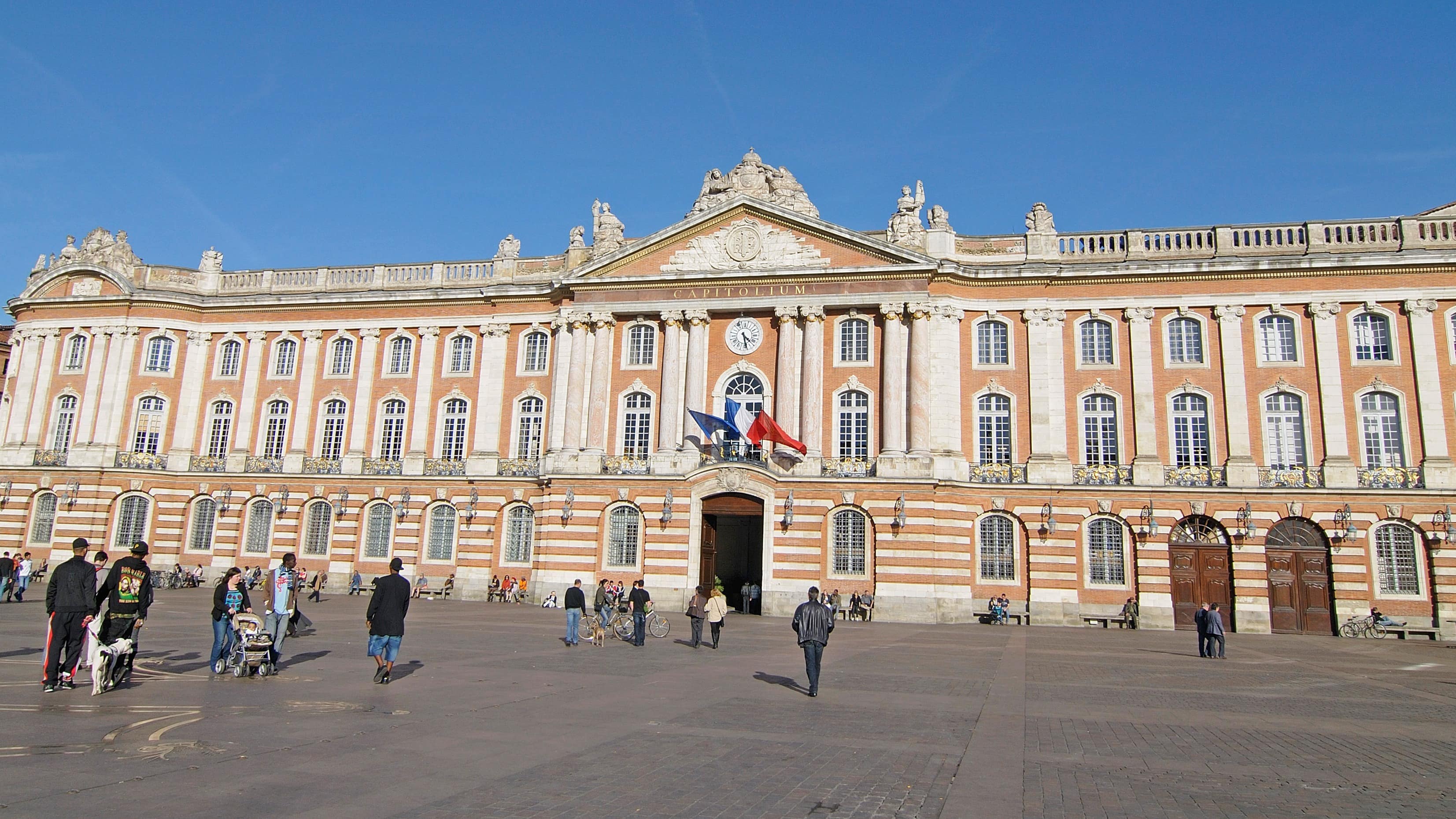 Des familles devant la place du Capitole à Toulouse