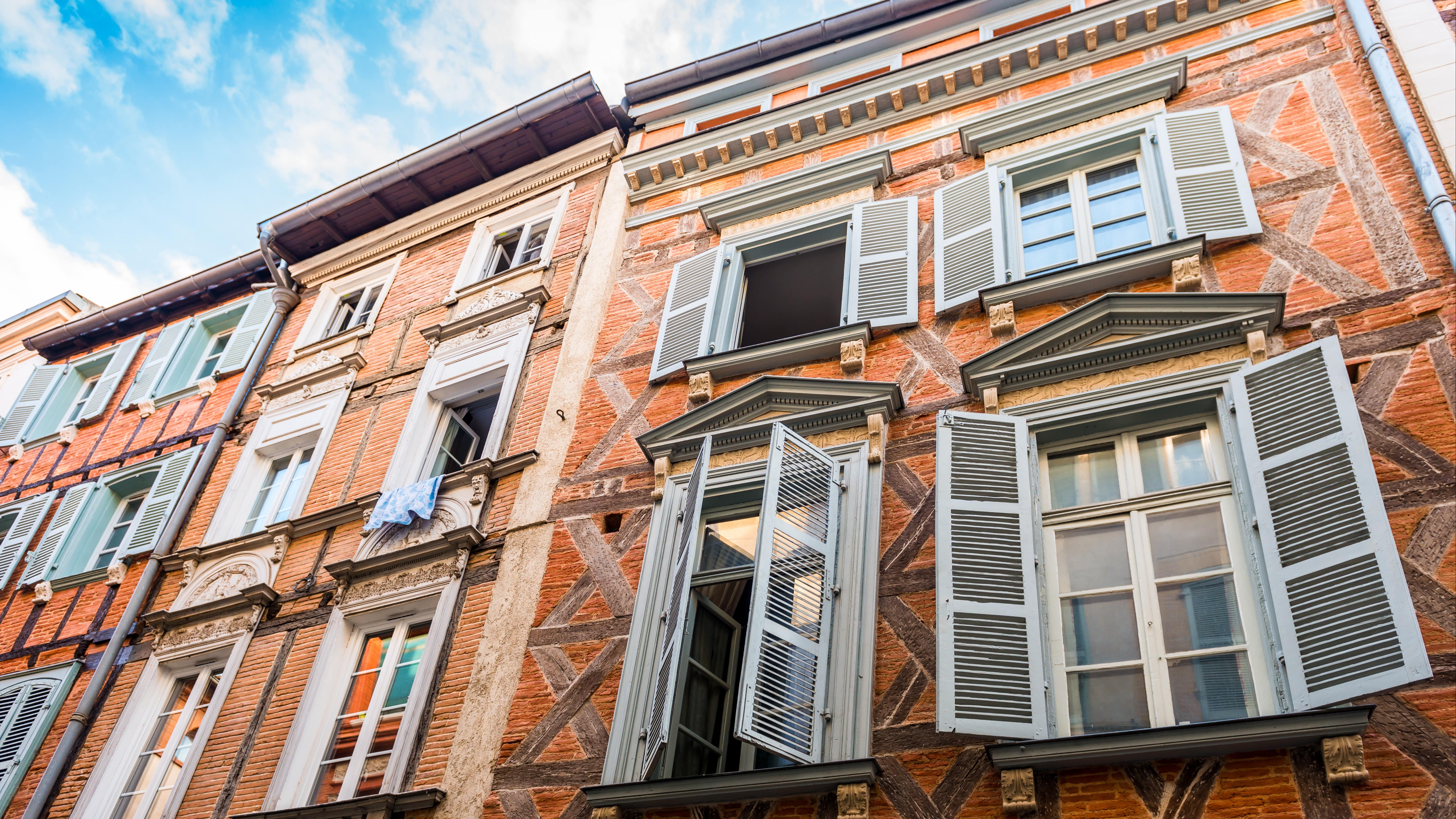 Façade d’un immeuble rue Saint-Rome à Toulouse, avec ses briques roses typiques