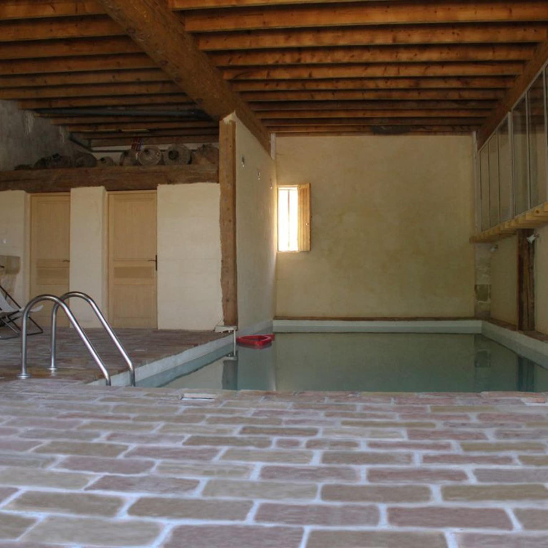 Savourez le bonheur de barboter dans une piscine chauffée