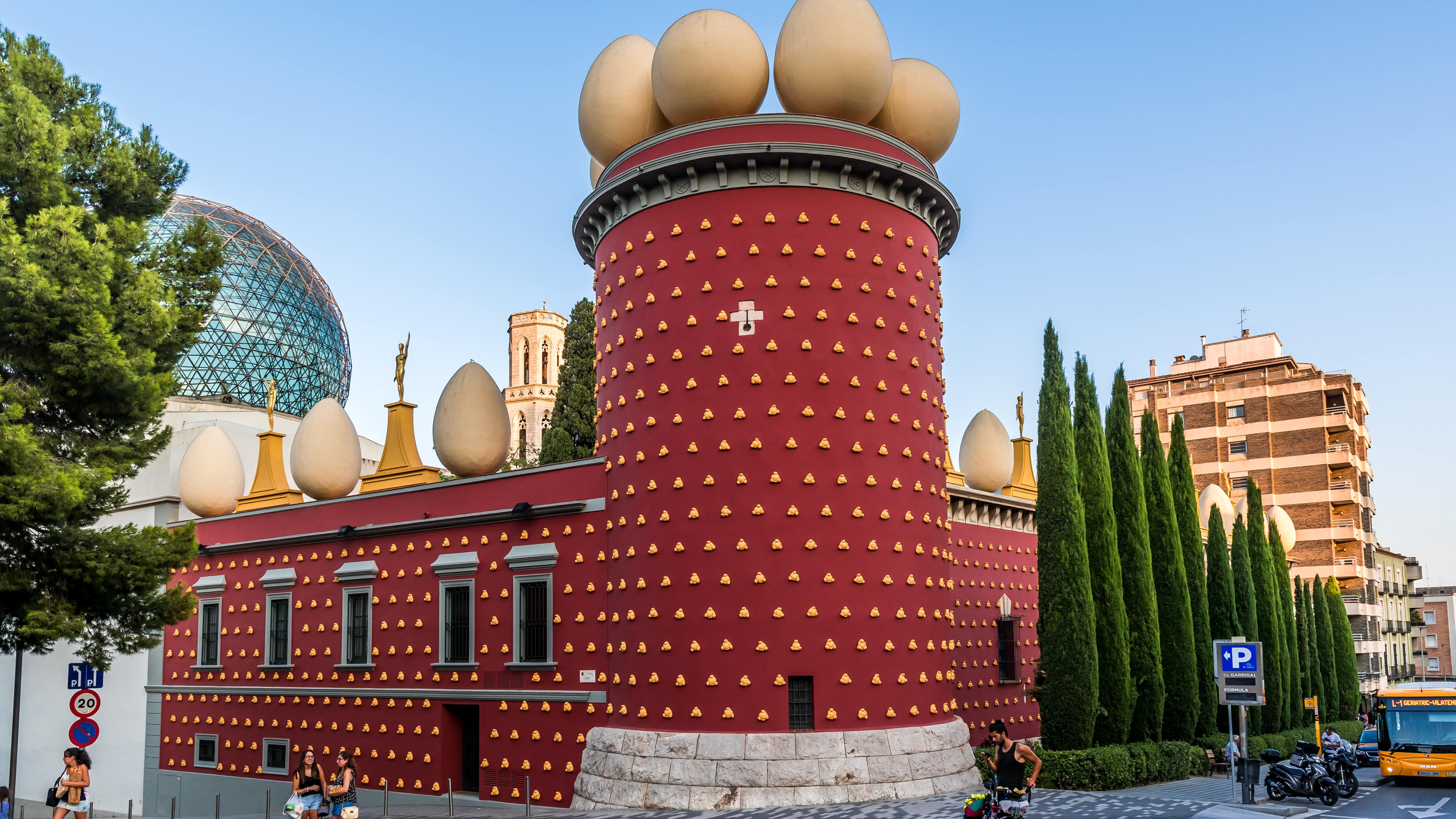 Étonnante façade rouge brique du Théâtre-Musée Salvador Dali à Figueras