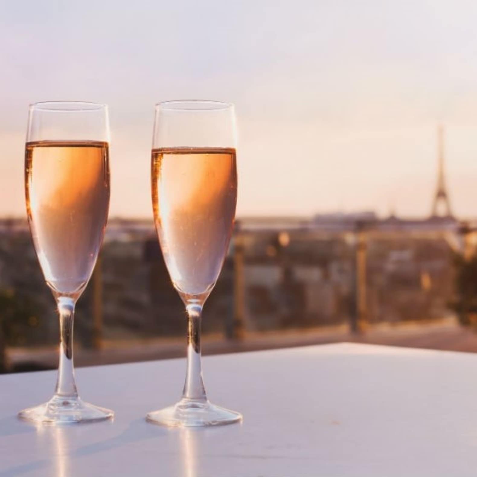 Deux coupes de champagne, vue sur la Tour Eiffel, Paris, villa ile de france