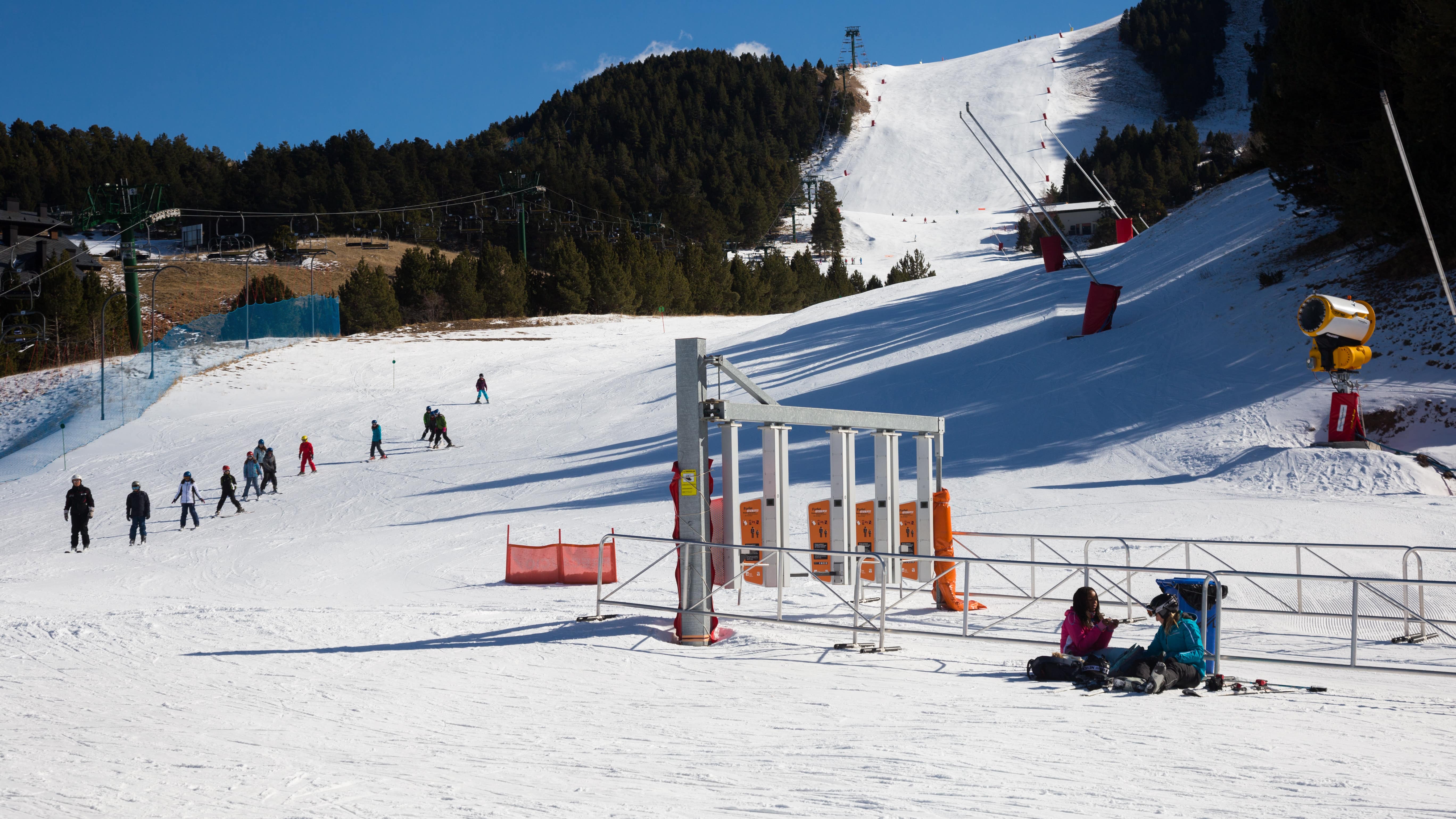 Des skieurs sur une piste de ski à La Molina
