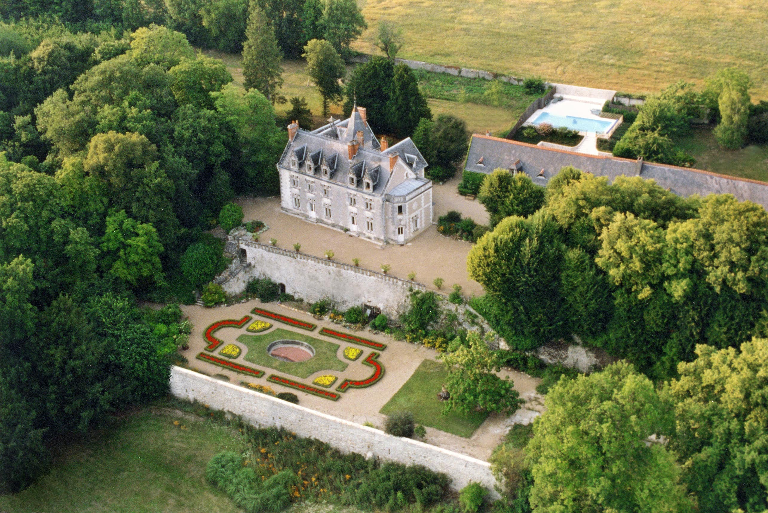 picture of the chateau de vaugrignon