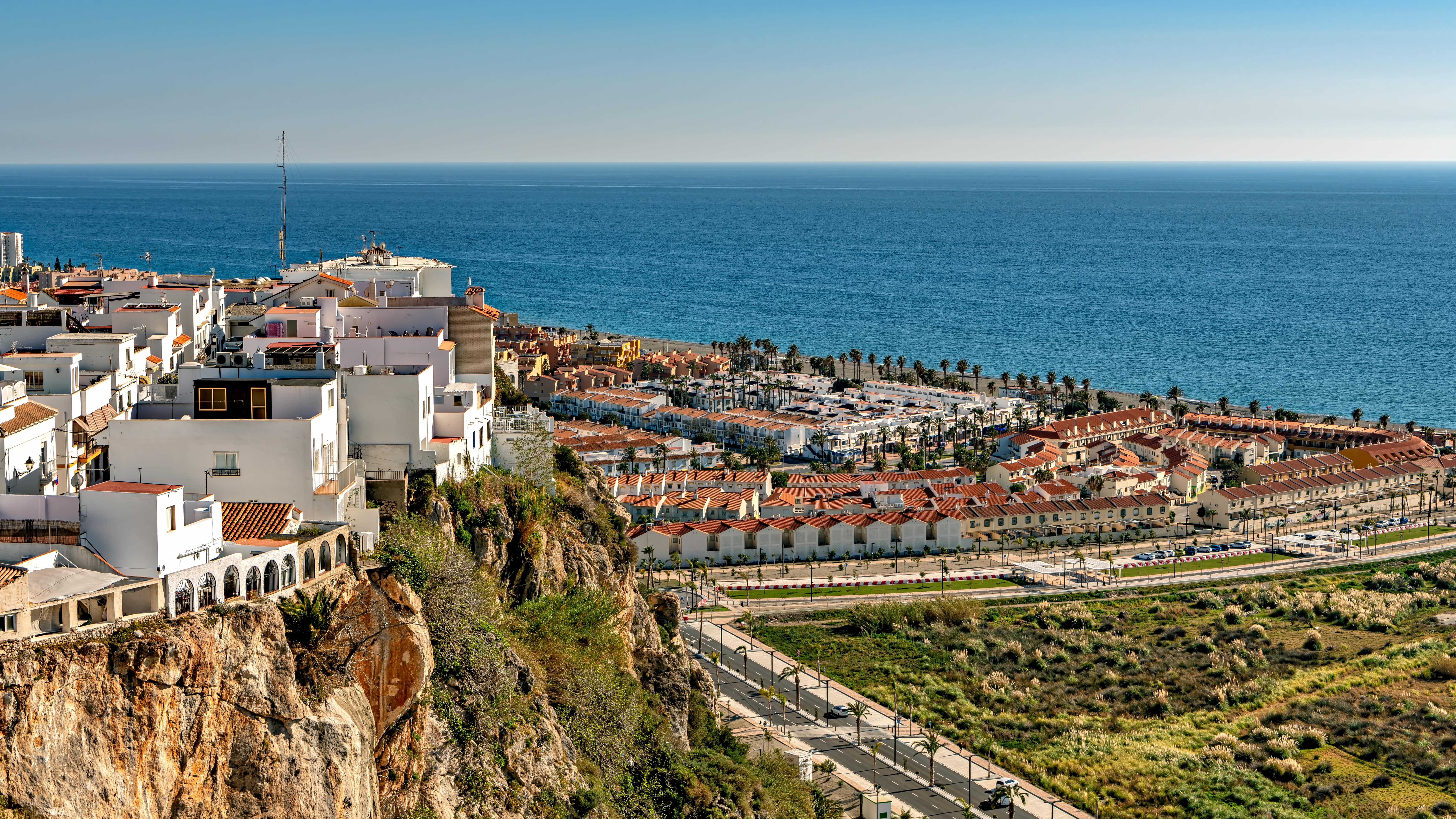 Vue aérienne sur la ville de Salobreña, ses maisons blanches et son bord de mer