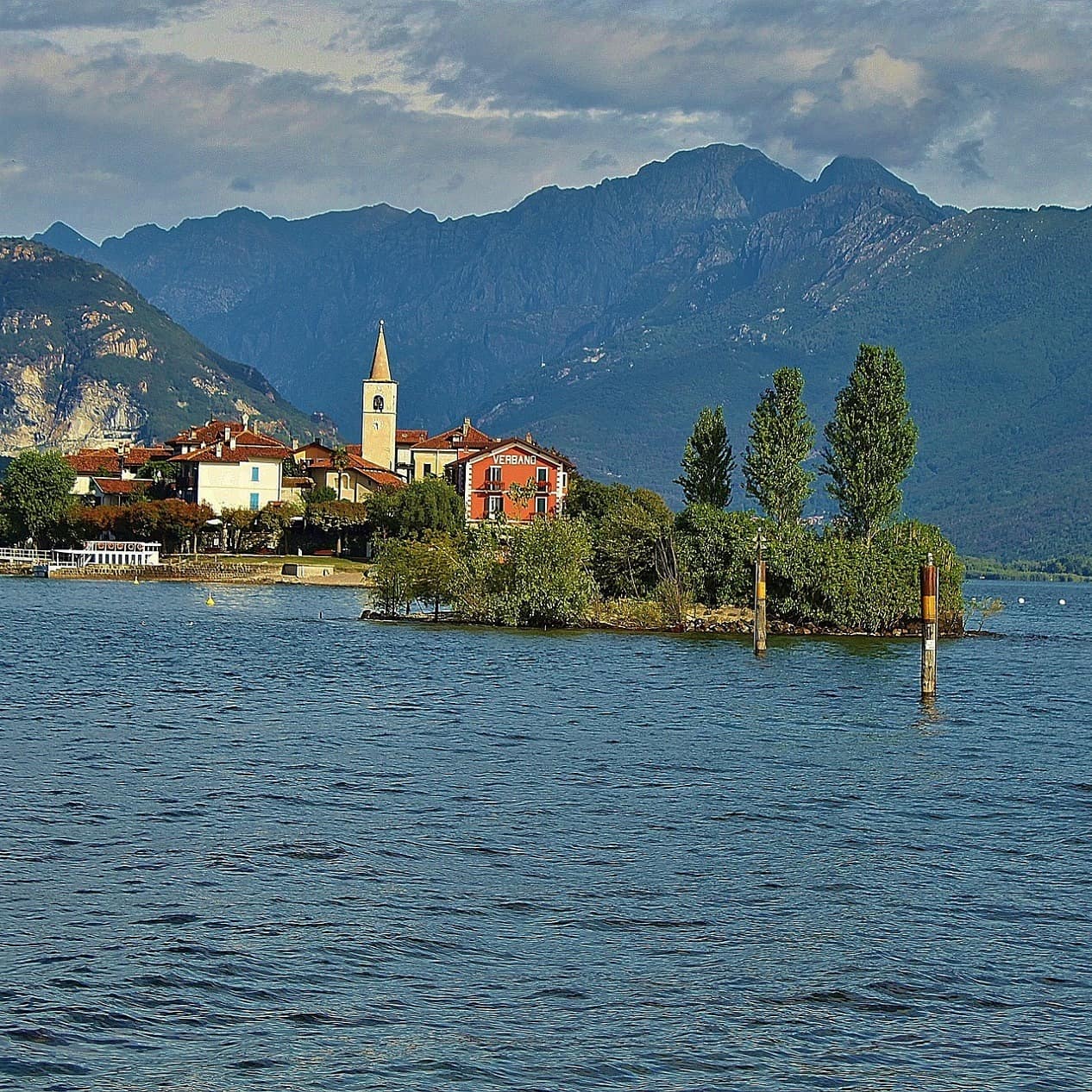 Blick auf eine Kirche und Häuser auf einer Insel im Lago Maggiore
