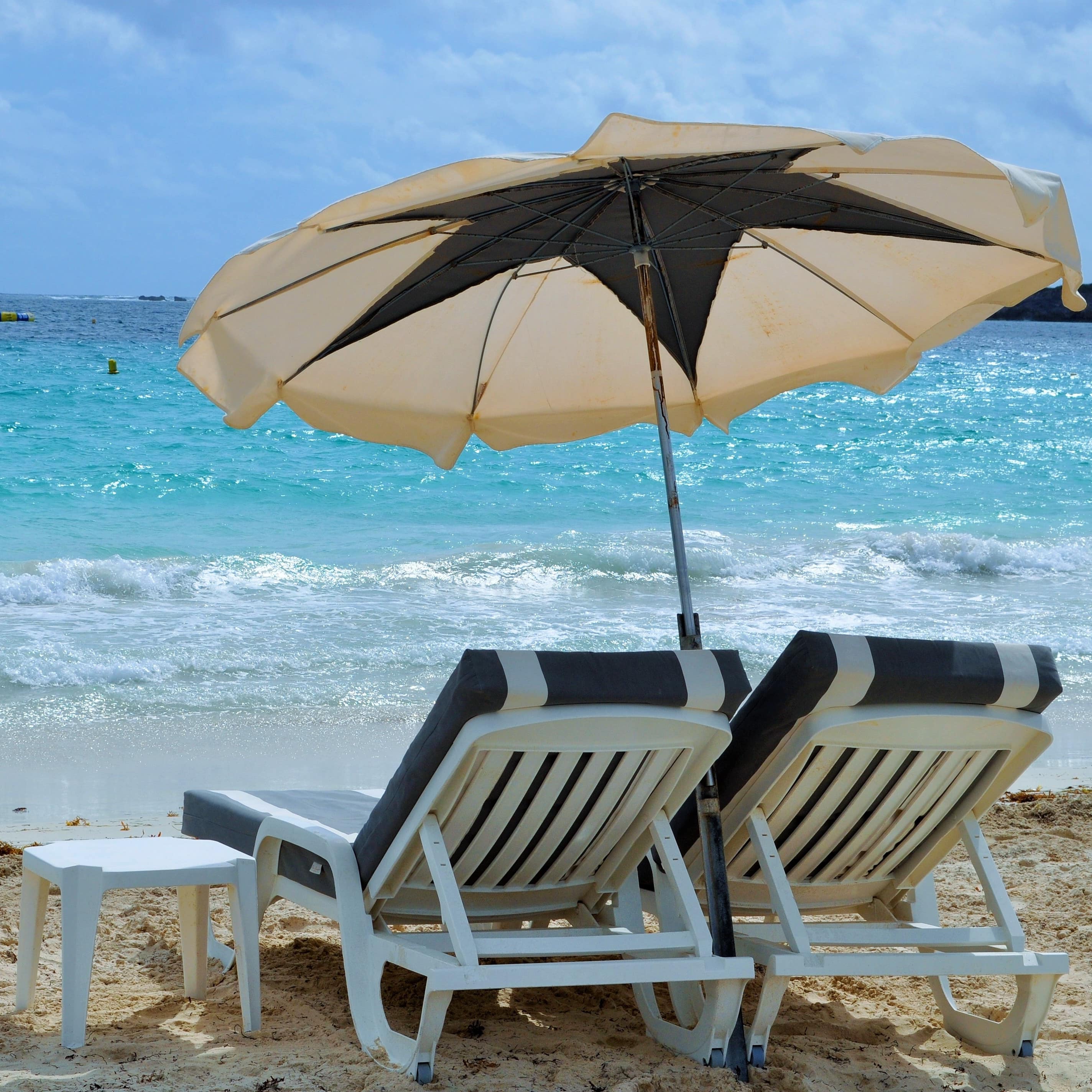Deux chaises longues sur la plage, parasol, mer, séjour à deux, location vacances valras plage